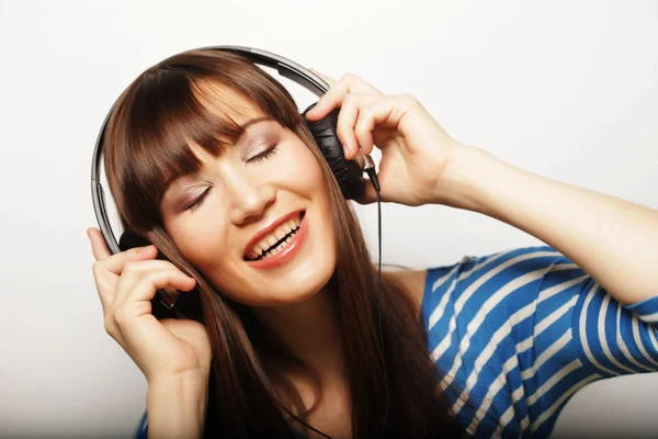 Νεαρή γυναίκα ευτυχισμένη με ακουστικά — Φωτογραφία Αρχείου