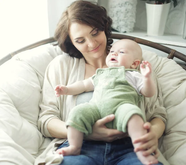 Gelukkig jonge moeder met baby — Stockfoto