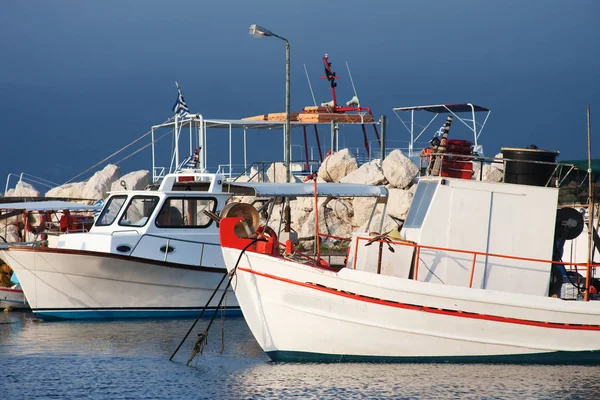 Barche da pesca ormeggiate in porto nella città di Zante, Grecia — Foto Stock