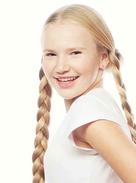 Mooie Europese blond meisje met vlechten. — Stockfoto