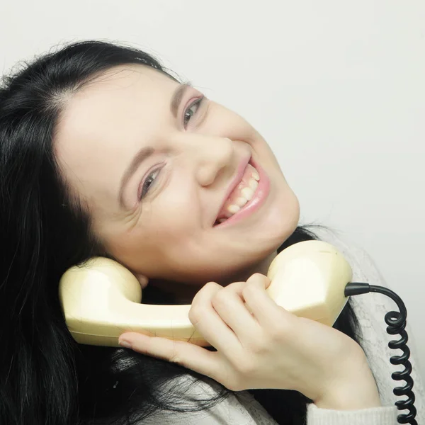 Mujer feliz joven con teléfono vintage —  Fotos de Stock