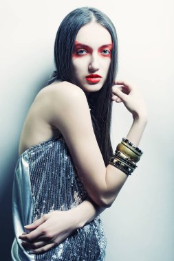 moda model kadın kırmızı makyaj ile
