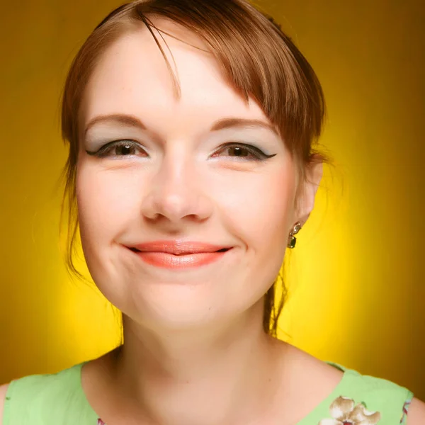 Hermosa cara de mujer joven. De cerca. . — Foto de Stock