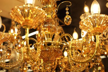 Mağazada tavan lambaları, avizeler