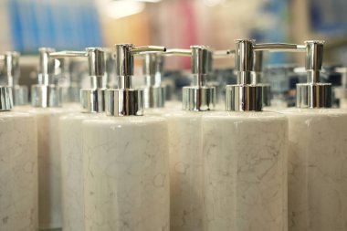 Dükkanda sabun şişeleri