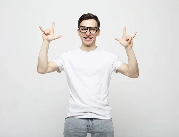 Junger Mann mit Gefühlsausdruck — Stockfoto