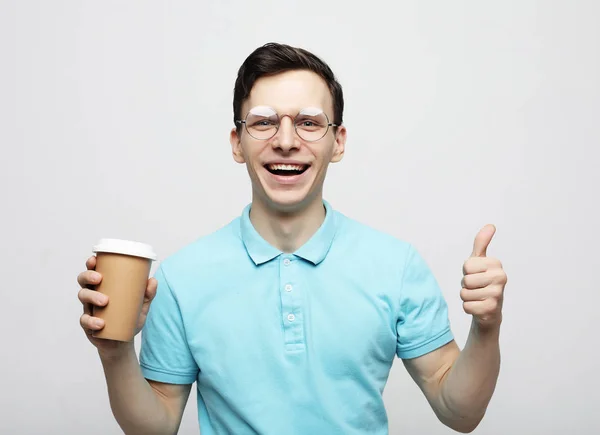 Hipster muž stojící s odnášející kávu — Stock fotografie