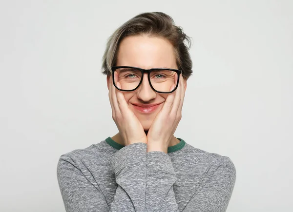 Jonge aantrekkelijke man dragen bril — Stockfoto