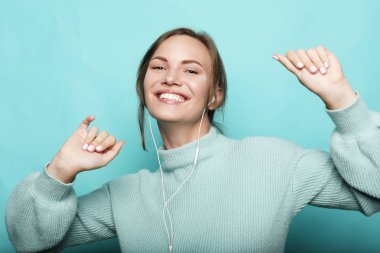 Kulaklıklı güzel genç bir kadın müzik dinliyor. 