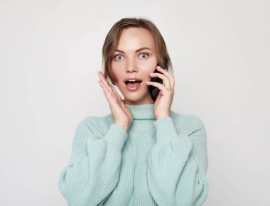  Güzel, neşeli bir kadın cep telefonuyla konuşuyor.