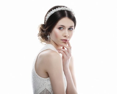 Saçlarında muhteşem diyademiyle çok güzel bir gelin.