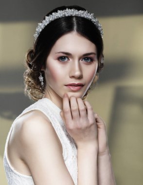 Saçlarında muhteşem diyademiyle çok güzel bir gelin.