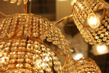 Mağazada tavan lambaları, avizeler