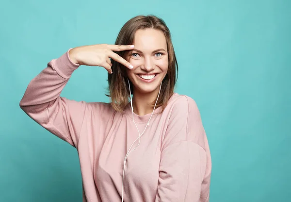 Portrait of gorgeous  woman looking at camera with smile and showing peace sign with fingers — Stock Photo, Image