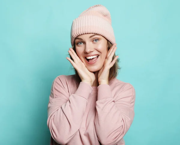 Image d'une jeune femme heureuse portant un chapeau rose et un pull — Photo