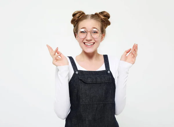 Portrait of a confused young casual girl shrugging shoulders — Stock Photo, Image