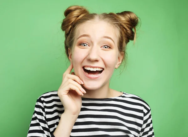 Retrato de hermosa chica alegre sonriendo mirando a la cámara —  Fotos de Stock