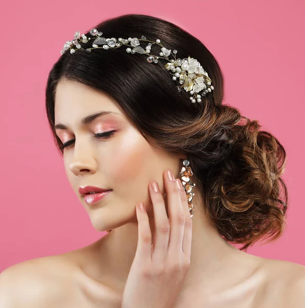 Wedding earrings on a female hand, she takes the earrings, wear earrings. — Stock Photo, Image