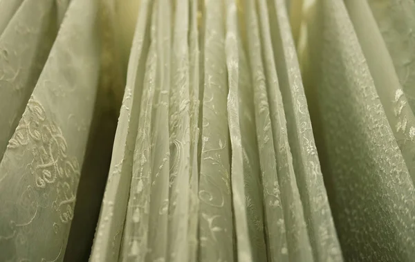 Rollos de encaje de tonos pastel en una tienda de telas . — Foto de Stock