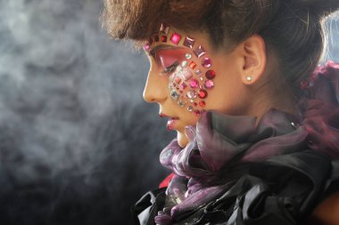 Güzel bir model ile yaratıcı makyaj moda portre