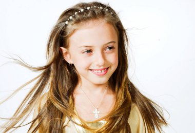 Beyaz arka plan üzerinde küçük kız