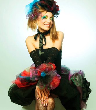 Yaratıcı makyajlı karnaval kıyafetli genç bir manken..