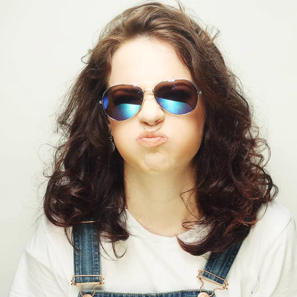 Gekrulde vrouw met zonnebril — Stockfoto