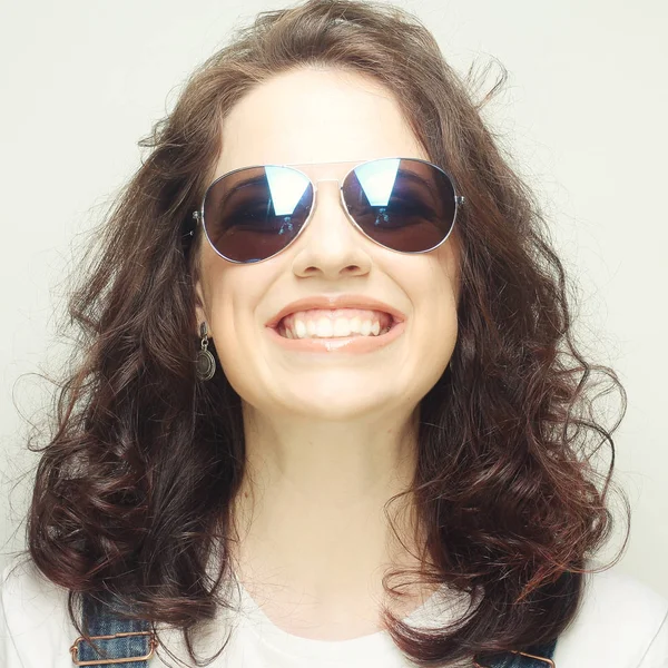 Kıvırcık kadın güneş gözlüğü ile — Stok fotoğraf