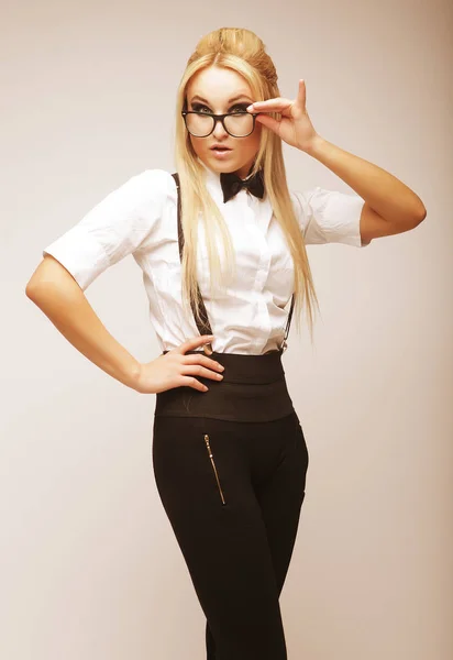Mladá krásná blondýna s brýlemi — Stock fotografie