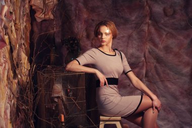 Taburede oturan manken.