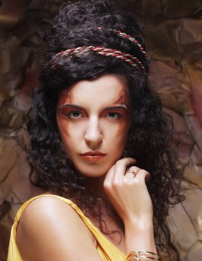 Sarı gece elbisesi giymiş esmer kadın