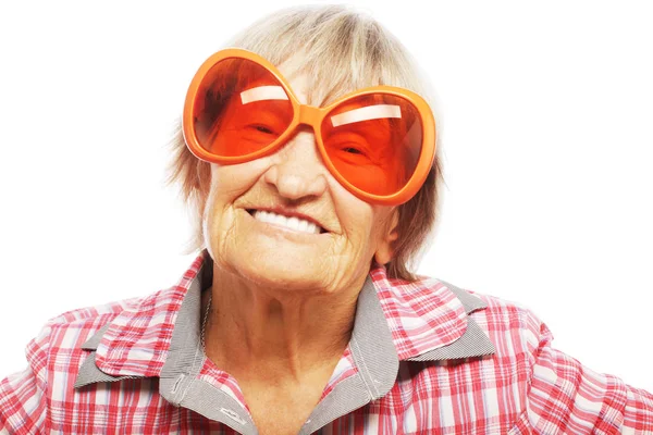 Büyük Güneş Gözlüğü Takan Yaşlı Bir Kadın Beyaz Arka Planda — Stok fotoğraf