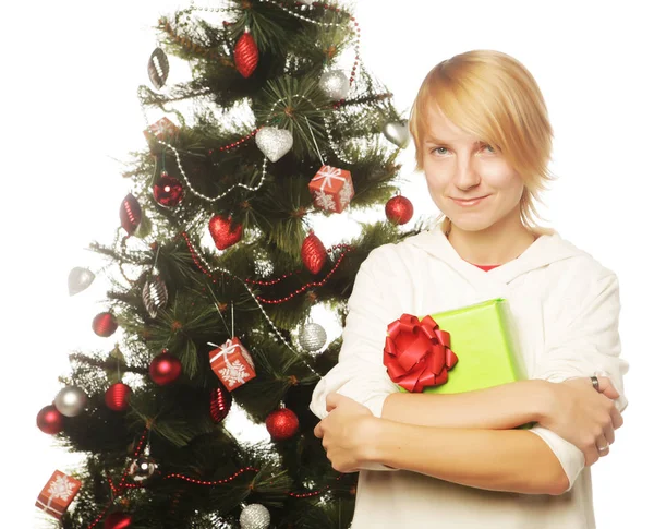 Mujer feliz con caja de regalo y árbol de Navidad — Foto de Stock