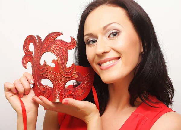 Mulher feliz segurando máscara de carnaval vermelho — Fotografia de Stock