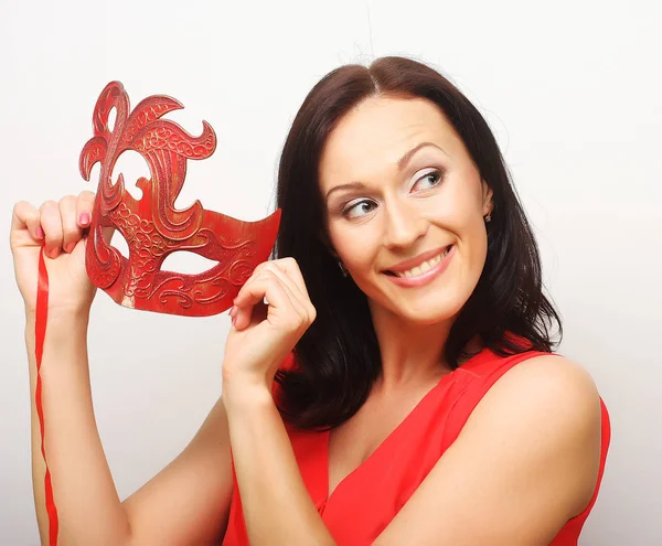 Šťastná žena držící červené karnevalové masky — Stock fotografie