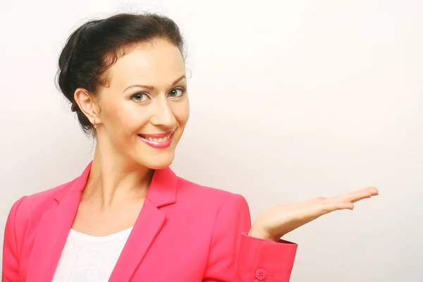 Feliz sonriente joven hermosa mujer de negocios — Foto de Stock