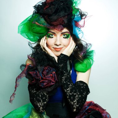 Sanatsal makyajlı güzel bir kadın.. 