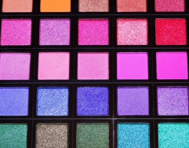 çok renkli göz gölgeleri kapanıyor