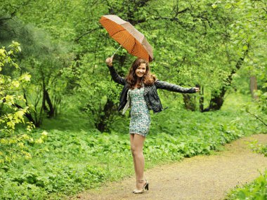 Yaz yağmuru ve kadın