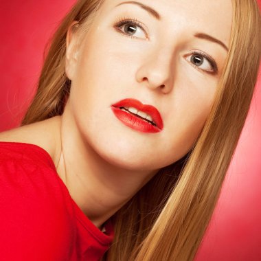 Sarışın, güzel bir kadın. 