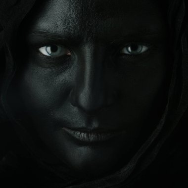 model siyah bir yüzü ile.