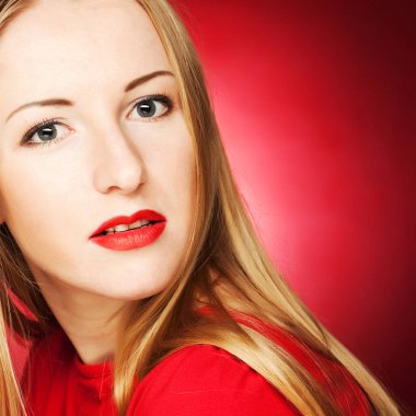 Sarışın, güzel bir kadın. 