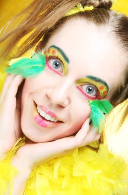 Yaratıcı görünüşlü bir kızın yüzüne yaklaş. 