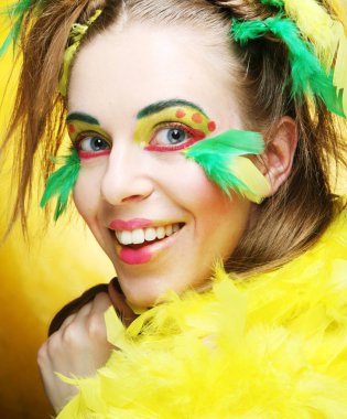 Yaratıcı görünüşlü bir kızın yüzüne yaklaş. 