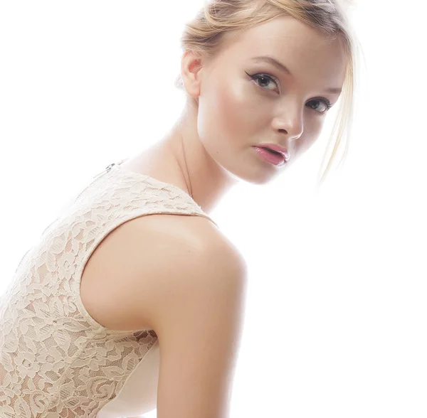 Prachtige blond meisje op witte achtergrond close-up — Stockfoto