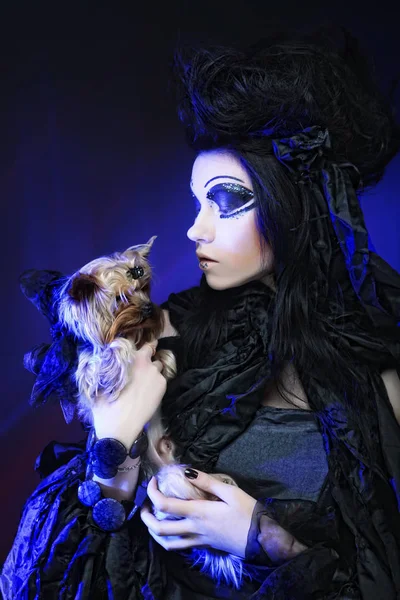 작은 강아지와 함께 어두운 여왕 — 스톡 사진