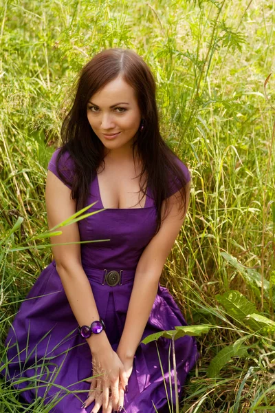 Jovem mulher ao ar livre na grama no verão — Fotografia de Stock