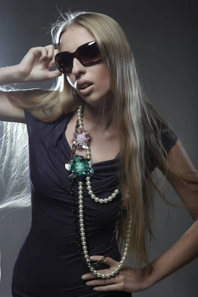 Frau mit der großen modernen Sonnenbrille — Stockfoto
