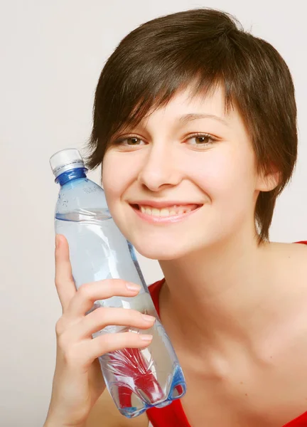 Mulher com garrafa de água limpa — Fotografia de Stock