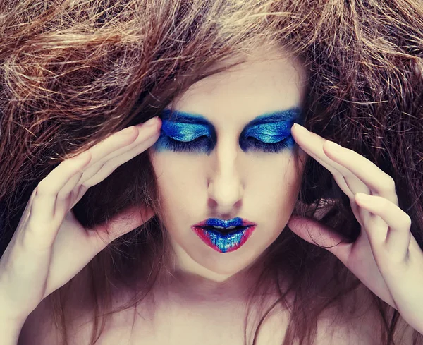 Frau mit blauem Visage — Stockfoto